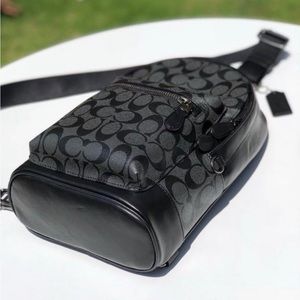 Used  Coach Men Graham Pack in Blocked Signature Canvas with Varsity🔥🔥